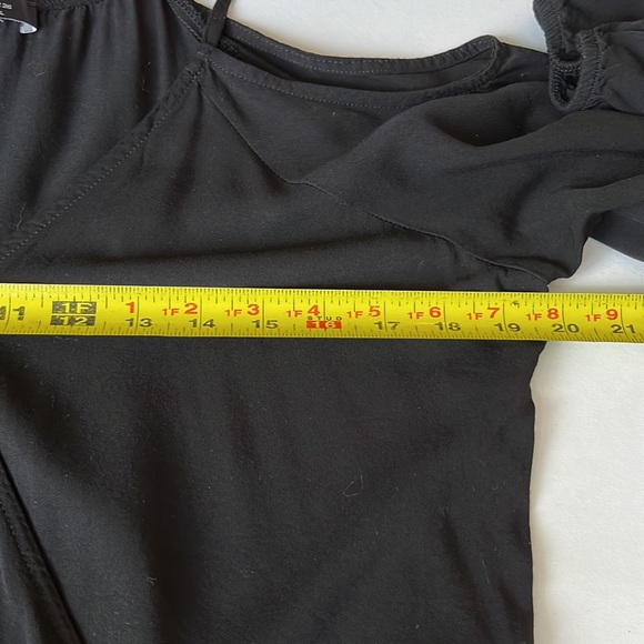 Bershka V Neck Cold Shoulder Wrap Top - Picture 8 of 8